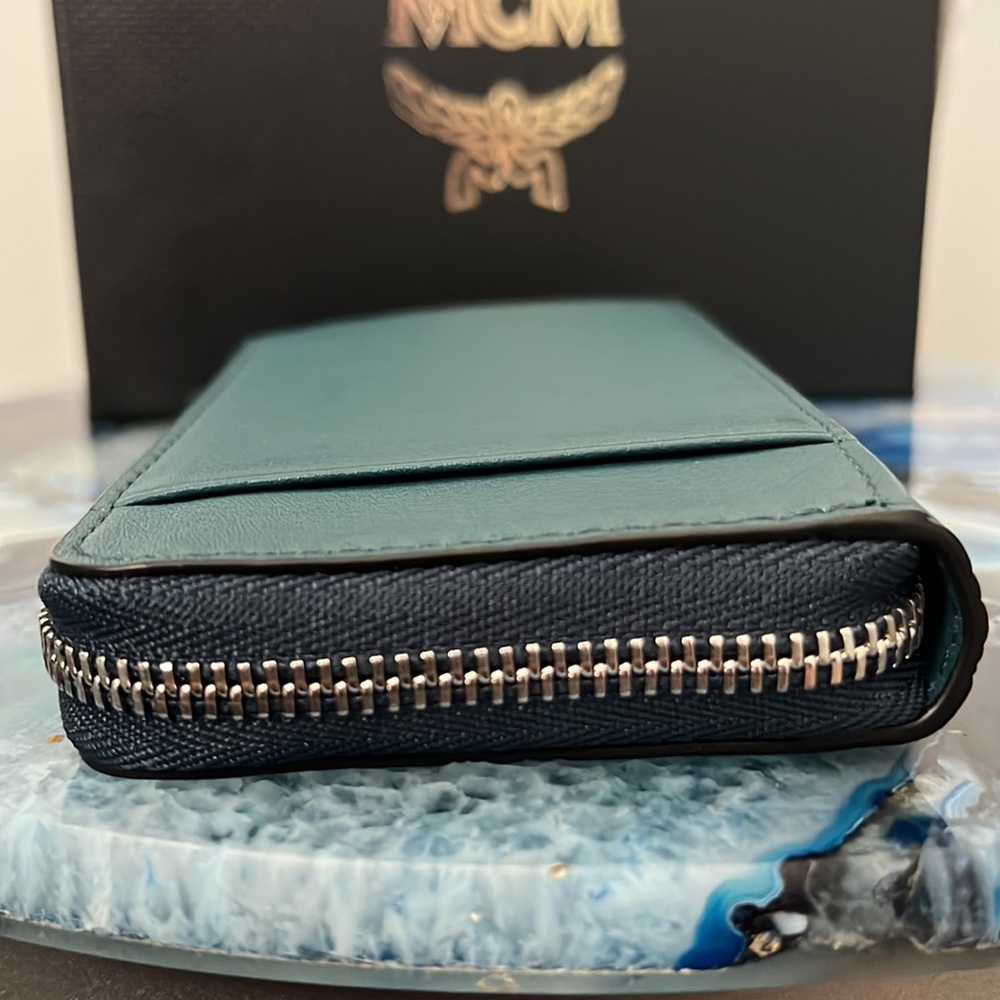 ✨SOLD✨MCM Card Case - Picture 5 of 10